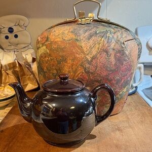 Elegant Brown English Sadler Teapot and Cozy